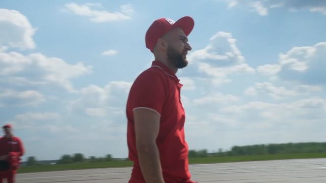 Национальная сборная посетила военный аэродром "Кубинка" смотреть онлайн