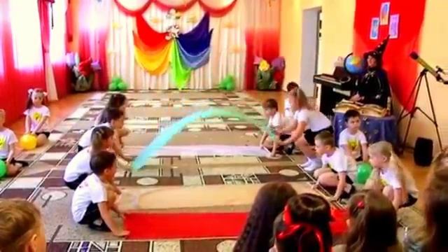 Танец _Не уроните шарик!_ на День Земли в детском саду.mp4 смотреть онлайн