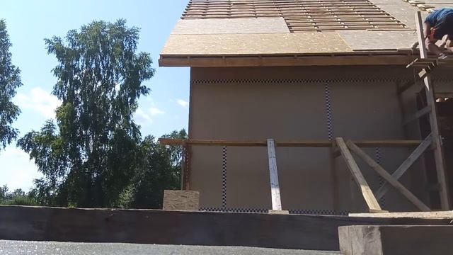 подъем ОСБ под мягкую кровлю одним человеком!!! смотреть онлайн