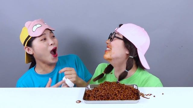 Огненная лапша Черная лапша Мукбанг ДОНА DONA смотреть онлайн