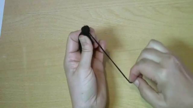 Вяжем детскую шапочку - Урок 10 - Делаем кисточки смотреть онлайн