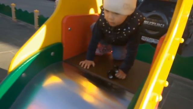 ALEXADRA PLAYS CARBOT TRANSFORMERS DISNEY CAR SLIDE 카봇 트랜스포머 디즈니카 미끄럼틀 놀이 играет на горке смотреть онлайн