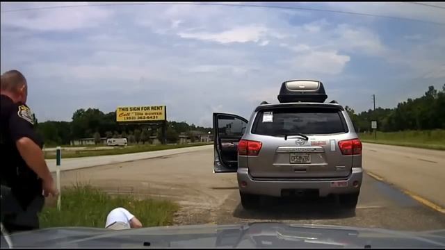 Стреляющий электрошокер пистолет в действии. Видео
