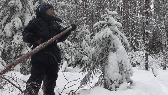 Одиночка ЛЕСНОЙ! Готовим ДЕЛИКАТЕС в ЛЕСУ. Копчение ЩУКИ. Снежная ЗЕМЛЯНКА. смотреть онлайн