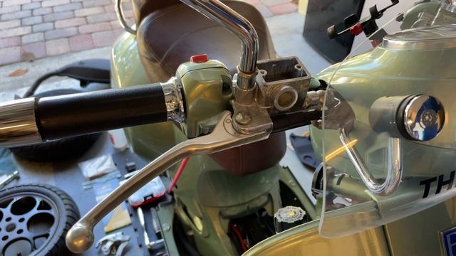 How to Bleed The Brakes of a Vespa GTV/GT/GTS or Any Other Scooter смотреть онлайн