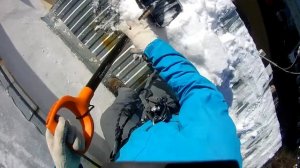 Уборка снега, льда с крыши балкона над тротуаром, очистка лопатой и вручную.  #Alppromwork96