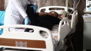 Как перевернуть лежачего человека