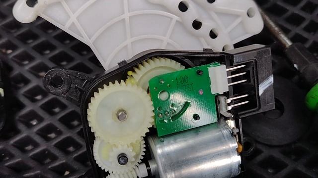 Дует холодным со стороны водителя? РЕШЕНО! Ремонт Geely Atlas (Джили Атлас)