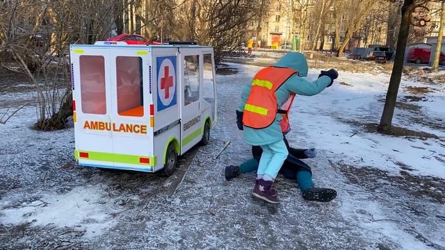 Диана и Даня 24 часа в Машине скорой помощи. Pretend Play смотреть онлайн