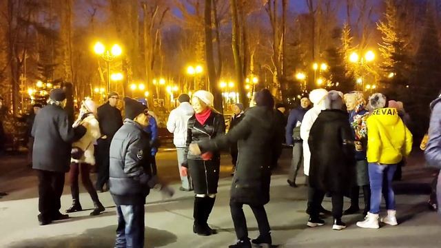 Недолюбила я в тот короткий вечер!??❤️ Танцы в парке Горького Харьков декабрь 2021 смотреть онлайн