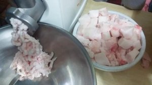 Сало пропускаем на мясорубке.
