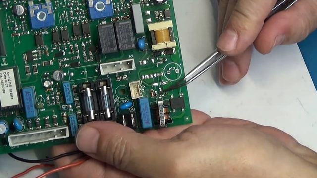 Ремонт платы газового котла Ferroli Domiproject C 24 DBM01 и зачем ставить Реле Напряжения смотреть онлайн