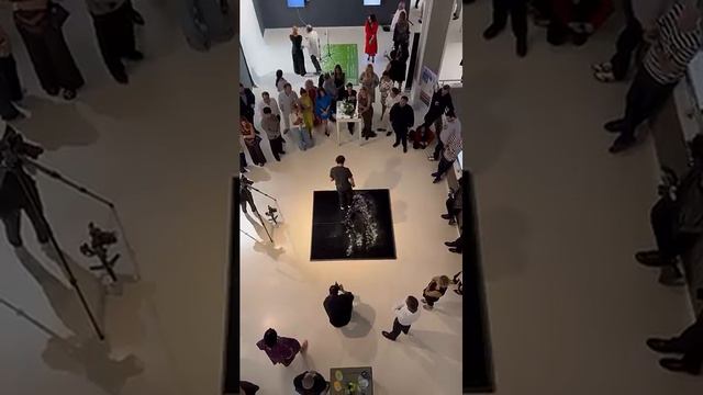 ОН РИСУЕТ НОГАМИ | искусство - просто стуча каблуками!