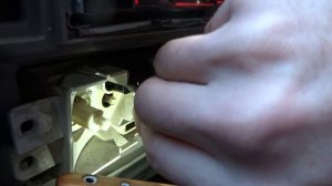 Замена лампочек в кнопках климат-контроля на Mazda Demio