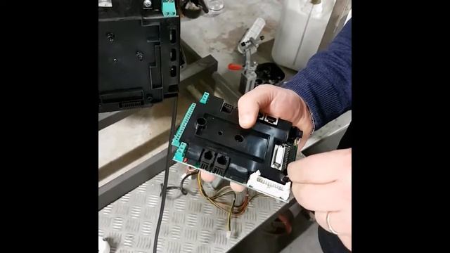 DConnect: Cambio scheda Low Voltage su MCE/C ; How to replace Low Voltage board on MCE/C Inverter смотреть онлайн