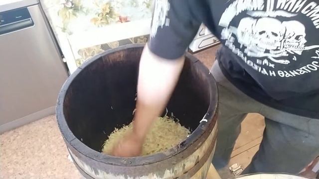 Квашеная капуста на зиму,в дубовой бочке. смотреть онлайн