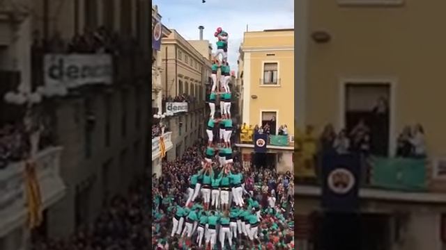 Живая башня из людей - предлог гордости Каталонии смотреть онлайн