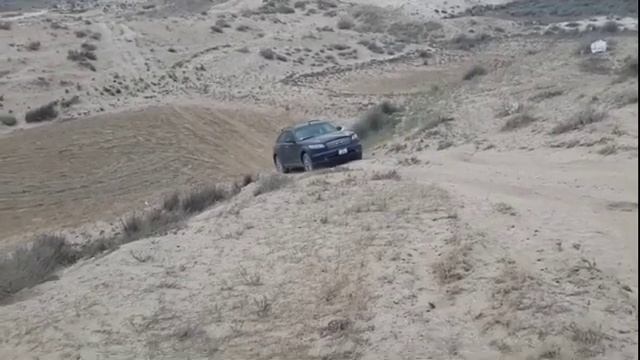 Infiniti FX45 штурмует песчаную гору смотреть онлайн