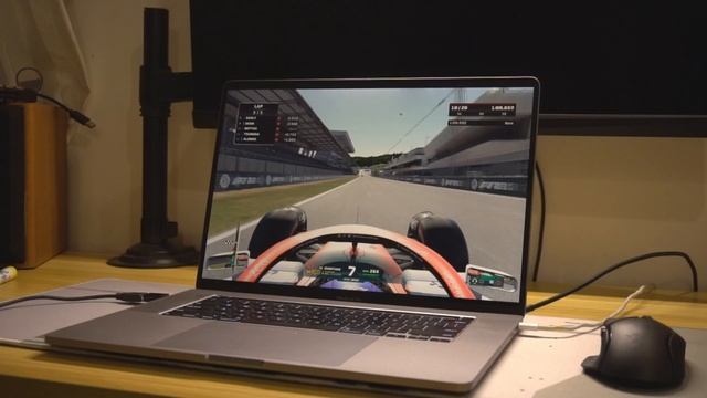 F1 22 on MacBook Pro 16" смотреть онлайн