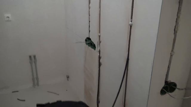 САМЫЙ ПРОСТОЙ И БЫСТРЫЙ СПОСОБ укладки кабеля в штробу лайфхак смотреть онлайн