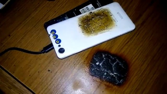 Телефон моего друга взорвался на зарядке!? смотреть онлайн