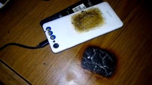 Телефон моего друга взорвался на зарядке!?