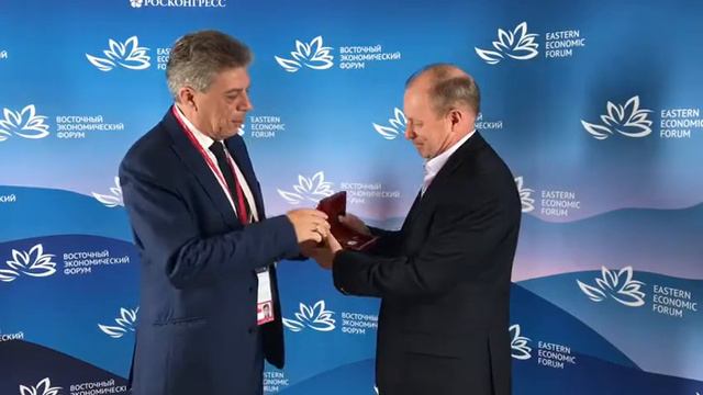 Генерал-лейтенанту Сергею Соломатину вручен Почетный знак «За заслуги перед Белогорском» смотреть онлайн