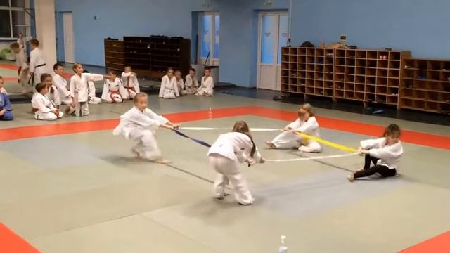 Использование подручных средств на тренировке смотреть онлайн