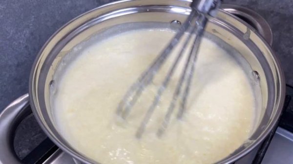 Gießen Sie das Ei in die kochende Milch, ich kaufe keinen Käse mehr im Laden. Nur 3 Zutaten