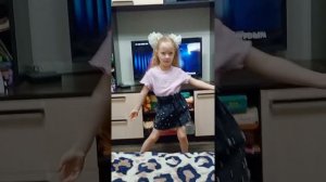 Я танцую под песню Миланы Гогунской,,А мне ,а мне» чего тебе а мне!