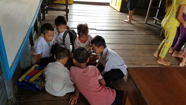 На перемене в камбоджийской школе смотреть онлайн