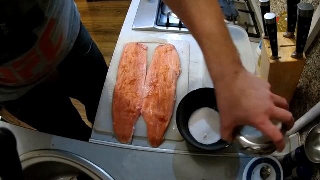 Малосольная форель.Как вкусно засолить красную рыбу дома. смотреть онлайн