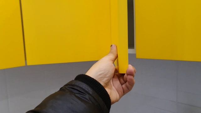 Яркая угловая кухня желтого цвета с крашенным фасадом МДФ с открыванием фасадов ручка профиль Gola смотреть онлайн