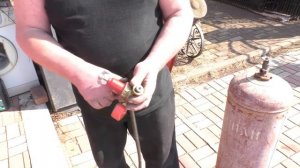 Как перелить газ пропан из баллона в баллон .