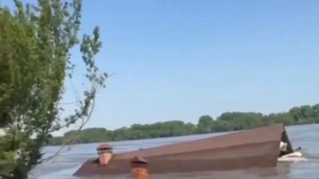 В соцсетях расходится видео с домом, который унесло потоком воды после прорыва Каховской ГЭС смотреть онлайн