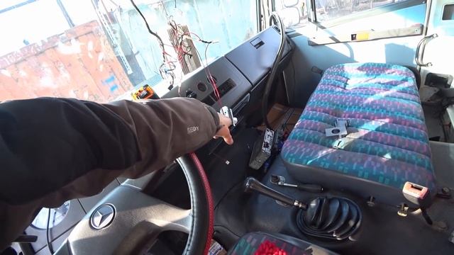 Преображение салона грузовика, которому почти 30 лет! Мерседес 814,1320,1524 смотреть онлайн