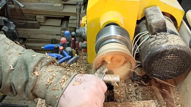 Необычная и очень красивая плошка из сучка яблони.mp4 смотреть онлайн