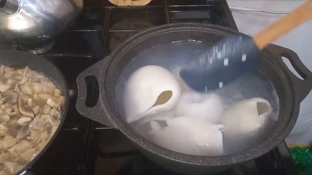 Рецепт салата из кальмара. Всего 3 ингредиента. Вкусный и быстрый салат. Кулинария смотреть онлайн