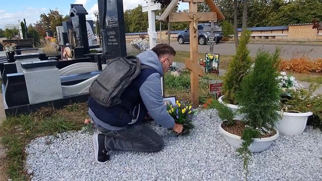 фотография и цветы на могиле Натальи Леонидовны Крачковской / Троекуровское кладбище 2022 смотреть онлайн