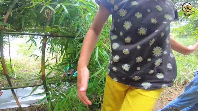 Диана и Даня строят детский домик. Дети и игрушки машинки. МанкиТайм смотреть онлайн