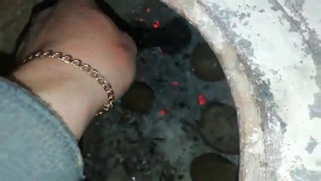 Картошку на углях жарили!!! Пока свет был выкл . смотреть онлайн