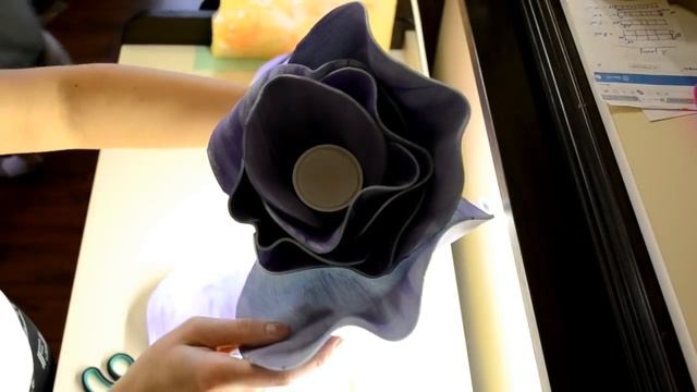 Бесплатный Мастер класс ночник "Роза + бутон" из тонированного изолона. Часть 1 смотреть онлайн