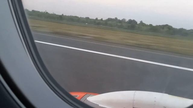Взлет самолета. Отрыв от земли на большой скорости. Виды из иллюминатора при взлете и с высоты вниз смотреть онлайн