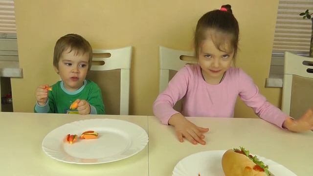 Обычная Еда против Мармелада! Пробуем осьминога Real Food vs Gummy Food смотреть онлайн