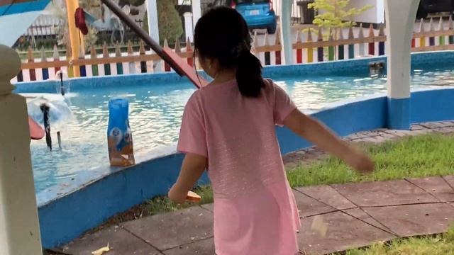 Playground tour and feeding the ducks/fishes! смотреть онлайн