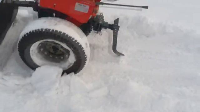 Самодельный отвал на мотоблок. Колёса ваз. Чистка снега мотоблоком. Что лучше, скребок или мотоблок смотреть онлайн