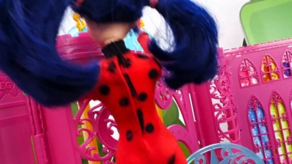 Куклы Леди Баг и одевалки с Барби — Кукла Барби стала плохой — Как быть Леди Баг?