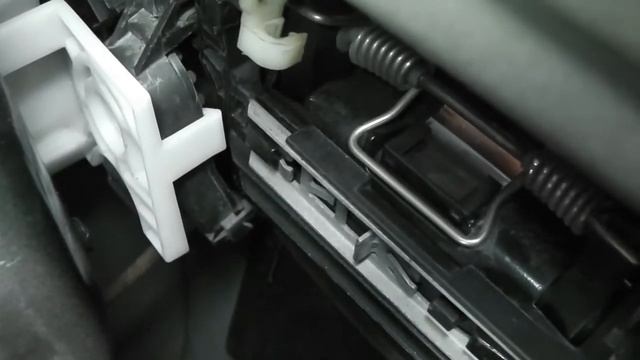 Audi A6 C6. Как снять ручку водительской двери . смотреть онлайн