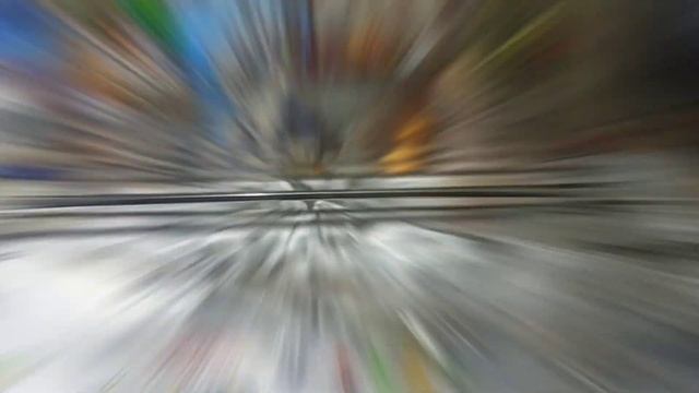 Куриные ножки подвешенные над картошкой в духовке