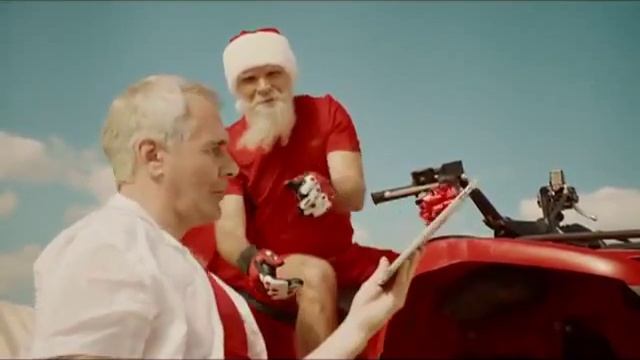 Дед Мороз посреди лета дарит подарки от МТС смотреть онлайн
